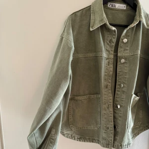 Grön jeansjacka från Zara - Den populära gröna jeansjackan från Zara, säljer endast då den är för stor för mig🩷Använd ca 3 ggr