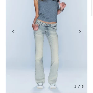 Ljusblå cheap monday weekday booty bei jeans - Snygga ljusblå bootcut jeans från Weekday, Cheap Monday i modellen booty bei färg ljusblå. Använts en gång men modellen var inget för mig. Storlek 27W 30L med stretch i midjan