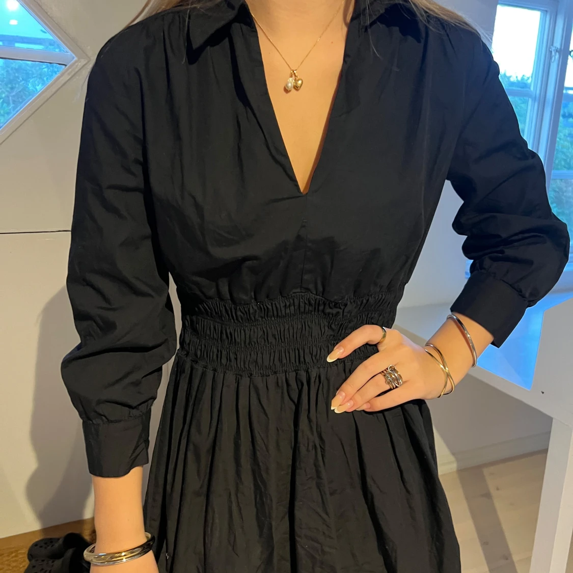 Svart kort klänning med v-ringning