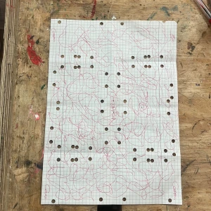 Målning av cappecurryking - Unik bok med handritade röda linjer på rutat papper och hål, perfekt för dig som gillar kreativitet och konstnärliga uttryck. Passar dig som vill ha något annorlunda och inspirerande i bokhyllan. Perfekt för unga med intresse för DIY och konst.