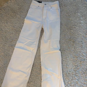 Vita Jeans H&M - Säljer ett par helt oanvända vita  jeans från HM. Storlek 36❣️