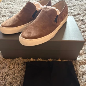 Bruna mocka slip-on från Rose & Born - Säljer dessa snygga skor pga för att dem var för små. Nypriset på dessa skor ligger på 4000 men jag säljer mina helt oanvända för 2699