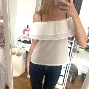 Vit topp - Jättesöt vit topp med volang från Neo Noir💗