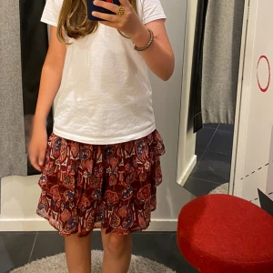 Trendig volangljoö från Lindex  - Superfin volangkjol från Lindex. Storlek 146-152 men skulle säga att den passar alla storlekar från XS-L kanske eftersom att den har resår i midjan. Säljer för att den inte kommer till användning