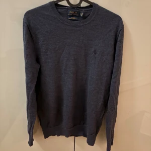 Polo Ralph Lauren merino tröja - I mycket gott skick bara använd fåtal gånger | Sjukt bra merino matrial | köpt för 2200 | 100% äkta |  Storlek Small | washable merino | INTE samma material eller modell som de andra på Plick som är betydligt mycket billigare, utan detta är top kvalitet | Skriv vid fundering!😁