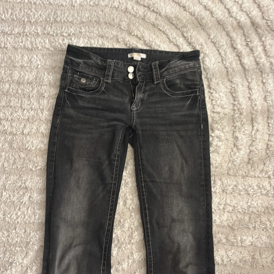 Lågmidjade mörkgråa jeans