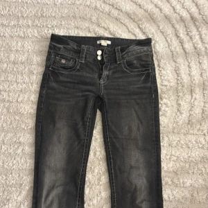 Lågmidjade mörkgråa jeans - Jättesnygga mörkgråa jeans som tyvärr börjar bli för små🙃 de är bara skriva om ni vill ha mått osv