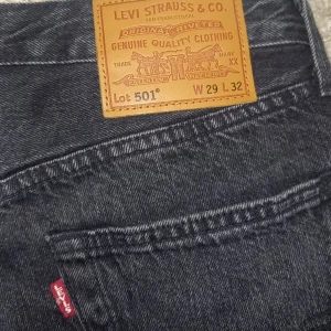 Levi's 501 - Klassiska svarta Levi's 501 jeans med rak och lite lose passform med femficksdesign. Jeansen har en snygg mörk tvätt, ikonisk läderpatch bak och röd Levi's-tagg på bakfickan. Tillverkade i slitstarkt bomullsjeansmaterial. Byxorna är helt nya, säljer då jag köpte dem men aldrig riktigt känt att dem passar min stil.pris går att diskutera vid snabbt köp 🤗 ny pris 1400 köpta i butik