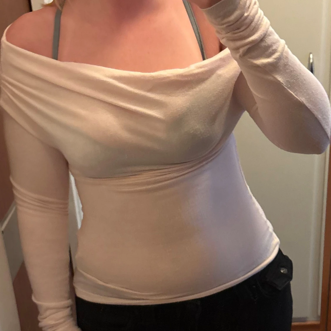 Ljusrosa långärmad offshoulder topp från Nelly