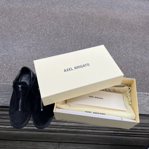   Arigato skor - Säljer skorna för att de blivit för små. Originalbox och alla tillbehör ingår. Öppen för prisförslag. Fraktar alltid samma dag🚙