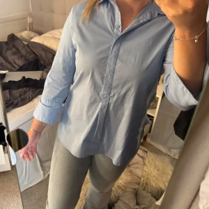 Ljusblå skjorta/blus!! - Snygg ljusblå skjorta från Kappahl i storlek 38. Skriv vid frågor😇