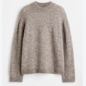 Beige stickad tröja - Säljer min jätte fina stickade tröja från H&M då den inte kommer till användning.  Den är slutsåld och finns inte längre på hemsidan.❤️