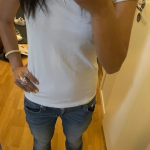 Basic missme  - Säljer ett par blåa missme, har lite slitningar på bakfickorna som gör den mer detaljerad. Super fin har klippt längst nere. Dom är köpta för 1399 och har inte blivit andvänd enenda gång! Jag är 161,5 och längden passsr perfekt i längd. Inbenslängd: 73 cm   Midjemått: 37,5 cm X2. Skulle jätte gärna möttas!🫶🏼💞