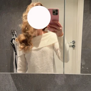 Vit offshoulder stickad tröja - Superfin vit stickad tröja med bred offshoulder💞 använd få gånger, skriv för fler bilder 