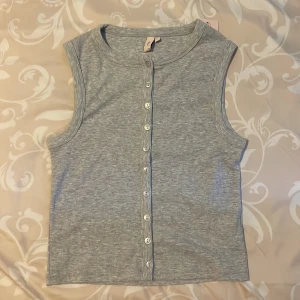 Topp från Nelly  - Säljer denna topp från Nelly, helt oanvänd. Säljer då den inte riktigt är min still och kommer inte till användning. Priset kan diskuteras 