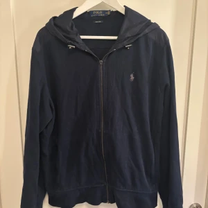 Ralph Lauren Cardigan - Tja! Säljer nu denna Ralph Lauren Cardigan på grund av att den är för liten:(. Den är i Storlek M men sitter som S. Passar den som är 175-185✌🏽 nypris ligger på ca 2799kr. Har nu frågor hör av er😊, pris kan diskuteras vid snabb affär✌🏽😃
