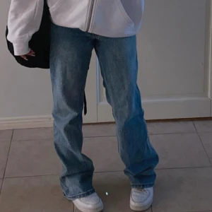 Barndy melville - Klassiska Brandy Melville jeans i ljusblå tvätt med raka ben och femficksmodell. Jeansen har normal passform, bälteshällor och tydliga sömmar. Perfekta för dig som gillar en tidlös och avslappnad look.