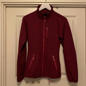 Jacka i softshell, 164 så typ XXS/ XS   - Bergans, vinröd, knappt använd