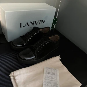Lanvin skor  - Säljer nu ett par riktigt feta lanvin skor, riktigt stilrena och passar till det mesta, uk 9~43-44, väldigt bra skick skulle jag själv säga men skick bedömer man självklart efter bilderna, allt og medföljer🤩 vilket är box kvitto dustbags, skriv vid minsta fundering💫