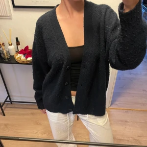 Mörkblå oversized kofta med knappar - Säljer en mörkblå, oversized kofta med stora knappar framtill. Koftan är stickad och har långa ärmar samt en djup v-ringning. Verkligen varit en favorit länge, men kommer tyvärr inte till samma användning längre. Perfekt till hösten!! 💙