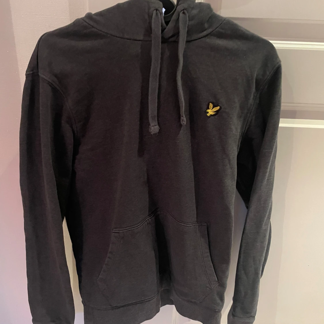 Svart hoodie från Lyle & Scott