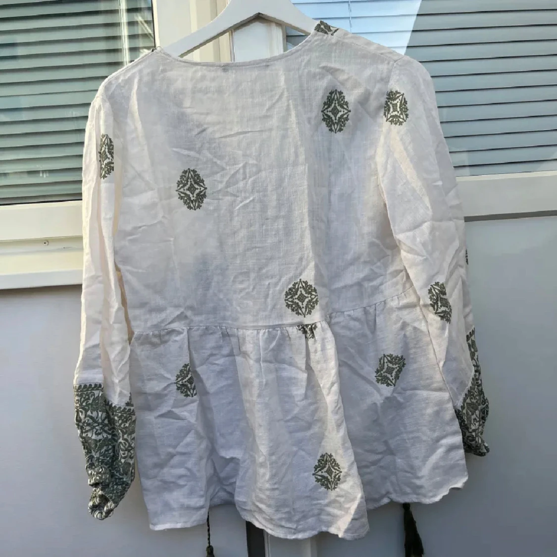 Vit blus med grönt broderi från Zara - 3