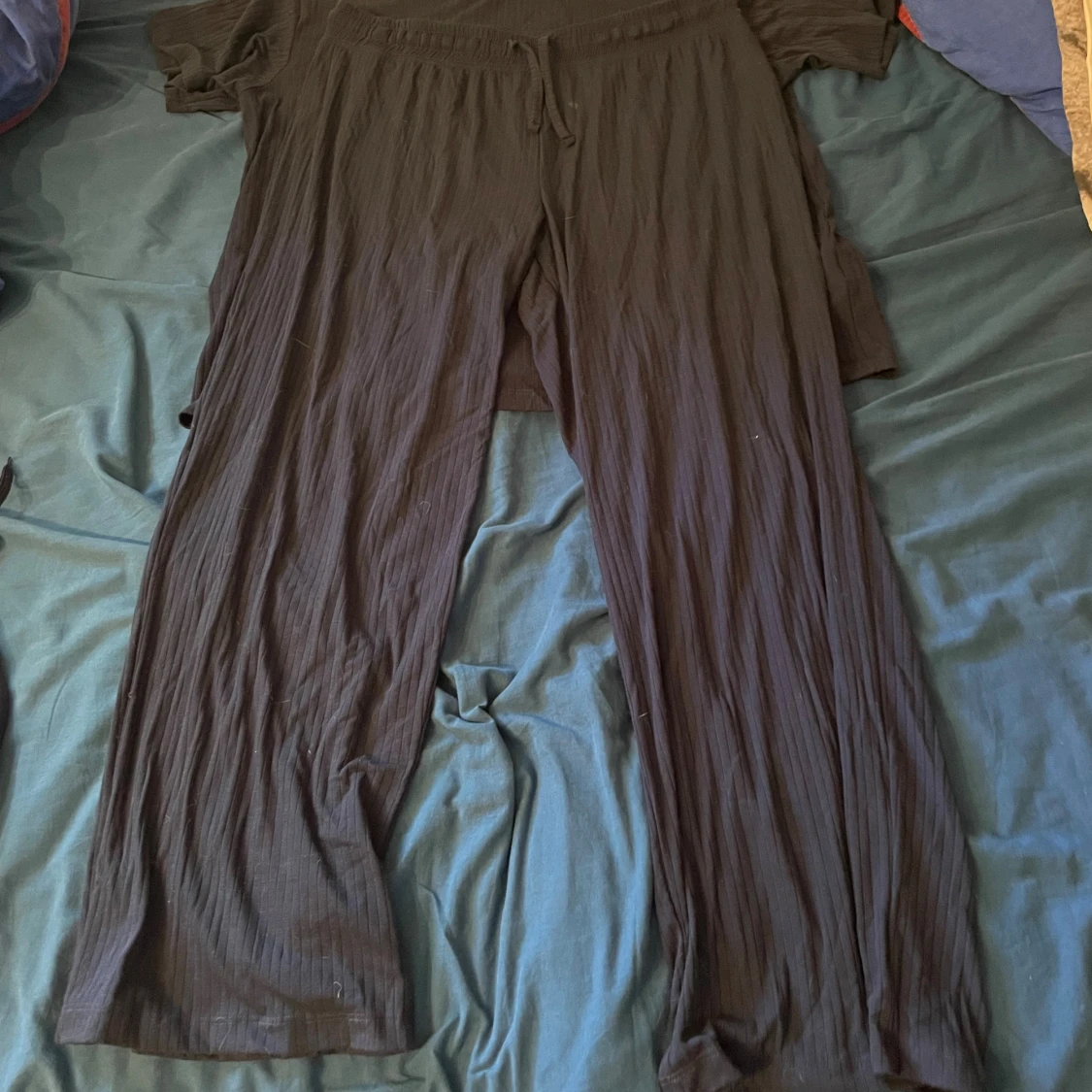 Mörkblå ribbad pyjamas  - 2