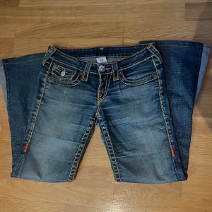 True religon jeans flare low rise - Ett par true religon jeans som är low rise och flare storlek 27 men sitter som baggy 26or. Vill gärna sälja så snabbt som möjligt eftersom jag behöver pengar akut. Inga defekter heller.