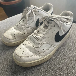 Vita Nike sneakers - Vita nike skor. Är lite smutsiga men tror det skulle gå att tvätta. Köpt för runt 700kr