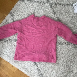 En fin rosa stickad tröja  - En fina stickad tröja från Cubus i st 146/152. Tröjan är använd och därför lite smått nopprig men inget som syns i stort sätt. Skriv för frågor. Säljer pga den blivit för liten för mig. 
