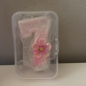 Födelsedag, 7år -  en glittrig siffra 7 med en rosa blomma, förpackad i en plastask. Den är helt ny, skulle användas på min lillasysters födelsedag men vi skippade den, så helt ny och inte ens öppnad.