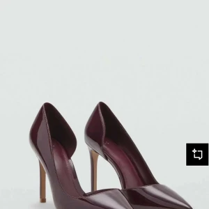 Vinröda pumps med spetsig tå - Snygga vinröda pumps i lackat material med spetsig tå och hög klack. Skorna har en elegant och stilren design som verkligen sticker ut. Perfekta för dig som vill ha en klassisk men ändå trendig look. Aldrig använda! 🤎