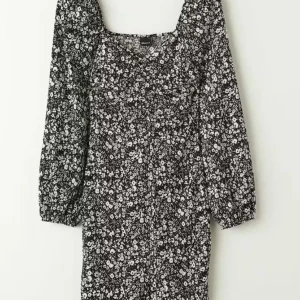 Svart blommig klänning  - Super snygg klänning från Gina som inte längre säljs 
