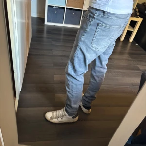 Dressmann Slim Fit Jeans Grå - Tja säljer mina Dressmann jeans som är i modellen Ohio, alltså slim fit. Dom är väldigt snygga, superenkla att styla och passar till allt. Ni som letar efter lite mer slimmade jeans med häng är dessa perfekt. Inga tecken på användning alls, dom är nu för små för mig men har ändå typ inte använt dom för jag tröttnade rätt fort på Slim jeans. Hör av er vid frågor😁