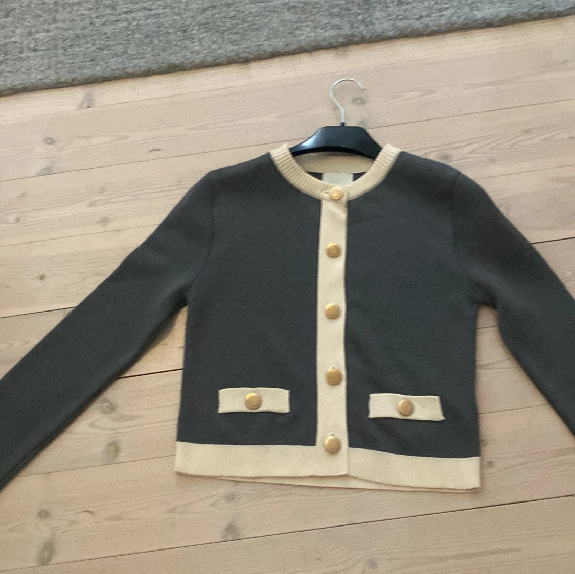 Grå kofta med gulddetaljer från H&M - 1