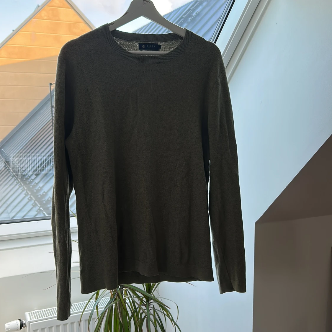 Olivgrön stickad tröja från Riley