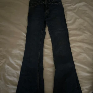 Mörkblåa Bootcut jeans från Perfect Jeans - Mörkblå bootcut jeans från Perfect Jeans. Säljer dessa då jag tröttnat på dem och  behöver plats i garderoben för nya kläder. 
