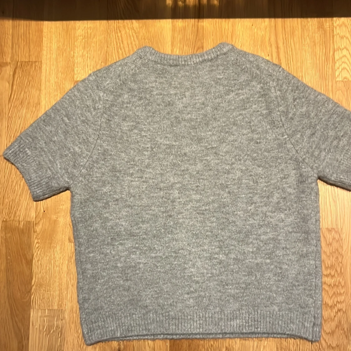 Grå stickad kortärmad tröja från Zara - 4
