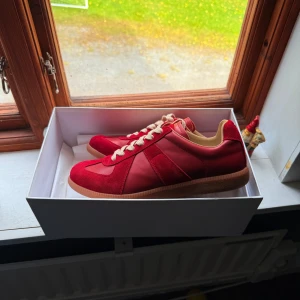 Röda maison margiela - Använt två gånger. Säljer pågrund av att jag har fått några andra i present. Pris kan diskuteras