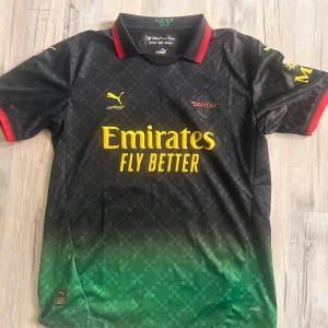 AC Milan fotbollströja - Oanvänd  AC Milan fotbollströja storlek L