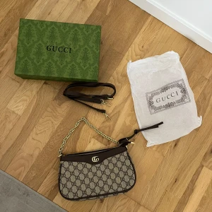 Väska - Fina väska aldrig använd, priset kan diskuteras 