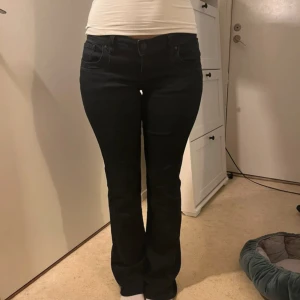 Svarta bootcut jeans från LTB, 27/32 - Säljer ett par svarta jeans från LTB i modellen bootcut. Jeansen har klassisk femficksdesign, normal passform och är tillverkade i stretchig bomullsblandning. Snyggt svarta och perfekta om du gillar en tidlös look med lite utsvängda ben.