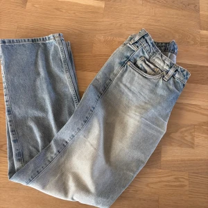 Jeans weekday - Jeans från weekday, använts fåtal gånger! De är insydda i midjan och passar mig som brukar ha s-m