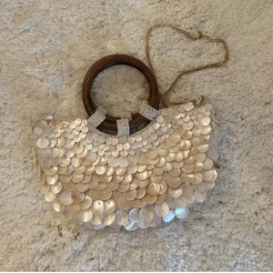 zara väska - säljer denna såå fina och populär väskan från zara wowsii❤️❤️😘