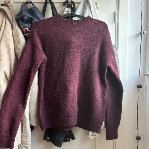 vinröd stickad  - vinröd stickad från other stories❤️