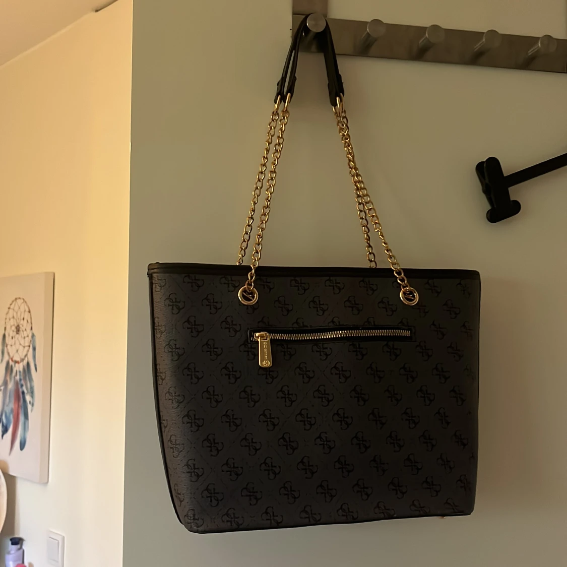 Svart axelväska från Guess med kedja - 1