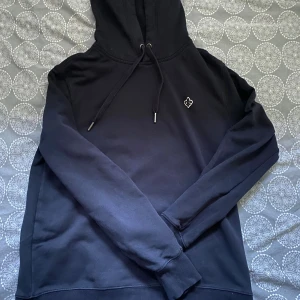 Marinblå Hoodie från Morris - Marinblå hoodie från Morris i storlek S. Passar mig helt perfekt som är 180cm. Sparsamt använd i mycket bra skick. Nypris: 1499kr. Mitt pris: 399