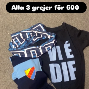 Blå Djurgården halsduk med logga - Snygg halsduk i mörkblått och ljusblått med Djurgårdens IF:s klassiska sköld i rött, gult och blått. Perfekt för att visa ditt stöd på matchen eller hänga runt halsen när du är ute med polarna. Tjockt och mjukt material som håller dig varm.