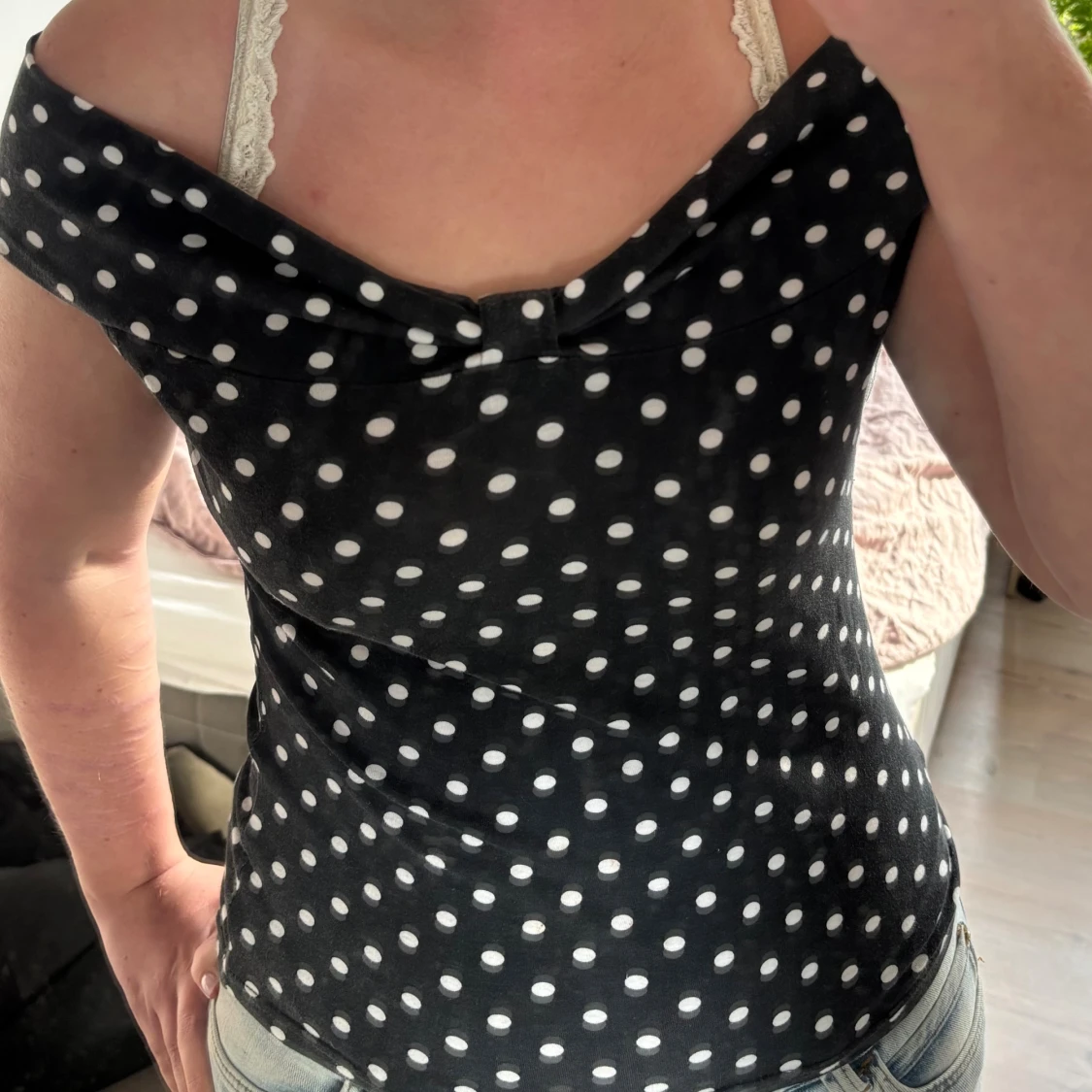 Svart prickig offshoulder topp - 1