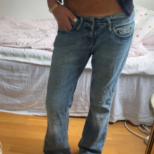 Lågmidjade jeans  - Säljer dessa Lågmidjade ljusblå jeans från 